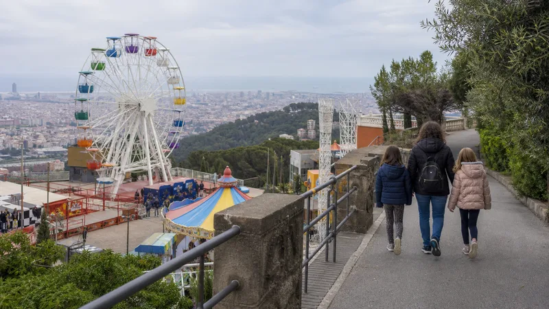 Familia contemplando Barcelona desde una atracción panorámica en la montaña del Tibidabo