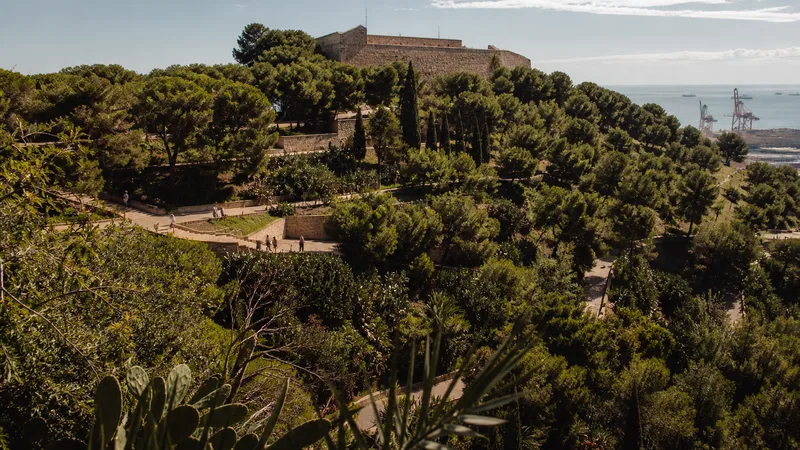 Jardines mediterráneos de Montjuïc con el castillo y el puerto al fondo