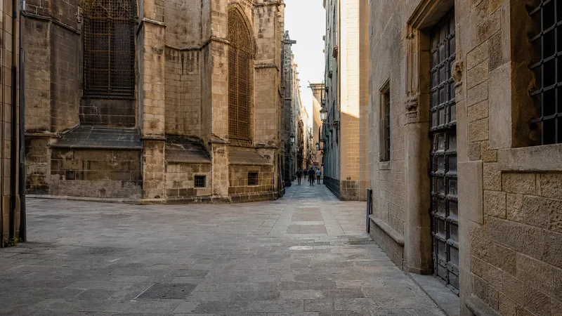 Calle peatonal de piedra junto a arquitectura gótica en el centro histórico de Barcelona