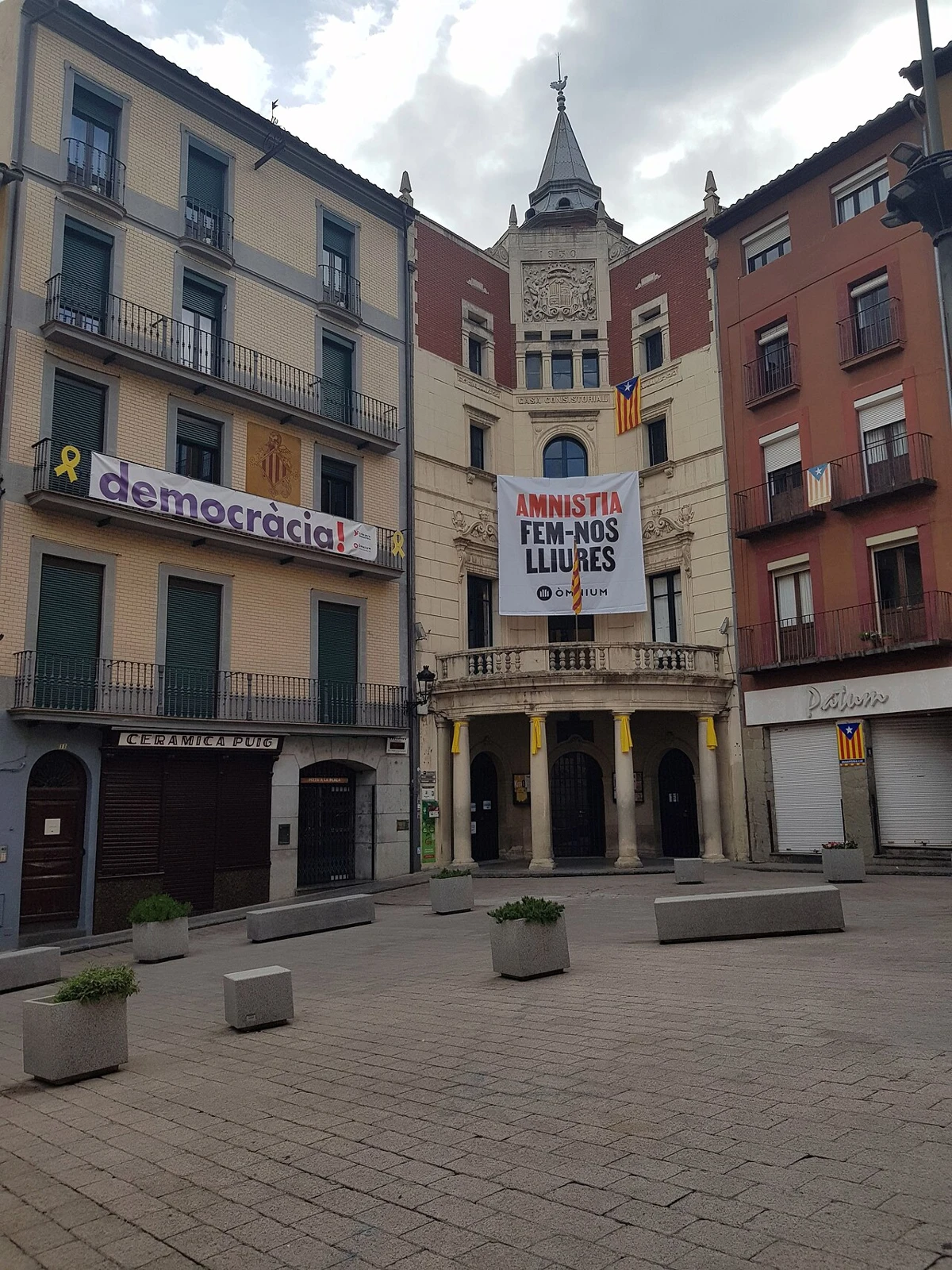 Plaça de Sant Pere de Berga hacia la casa consistorial