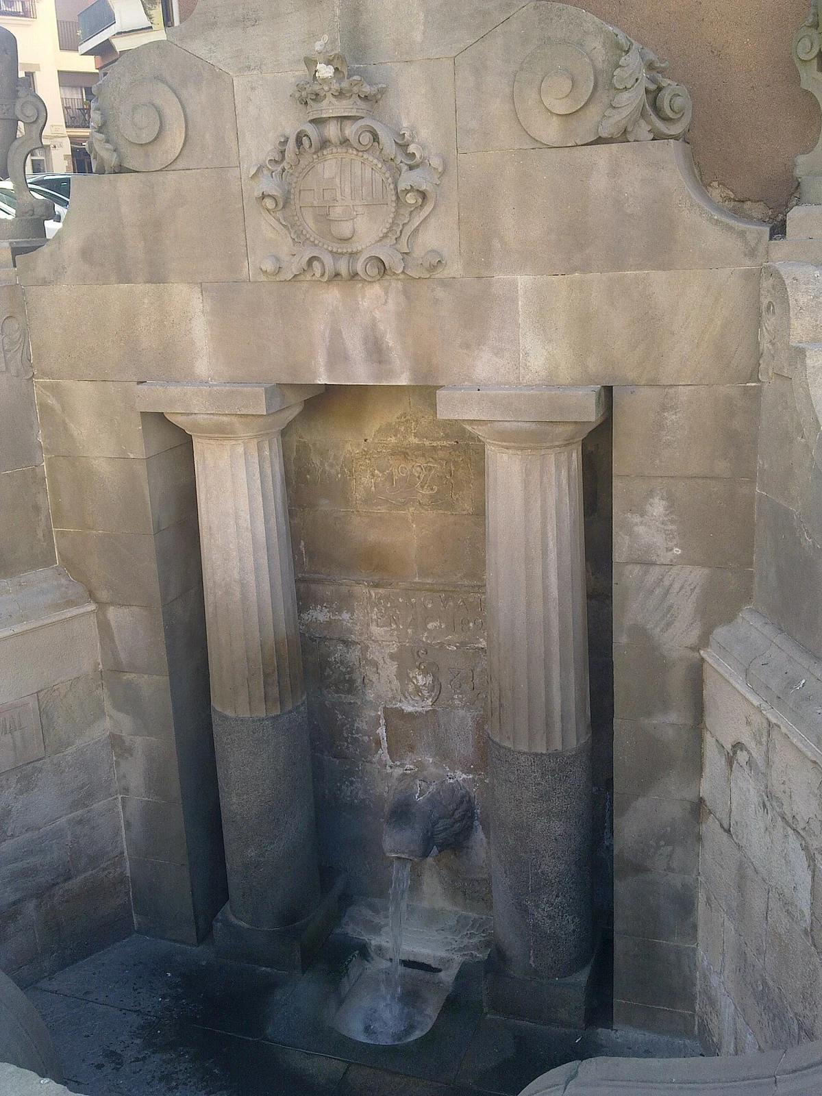 Detalle del surtidor, columnas y escudo de la Font del Lleó