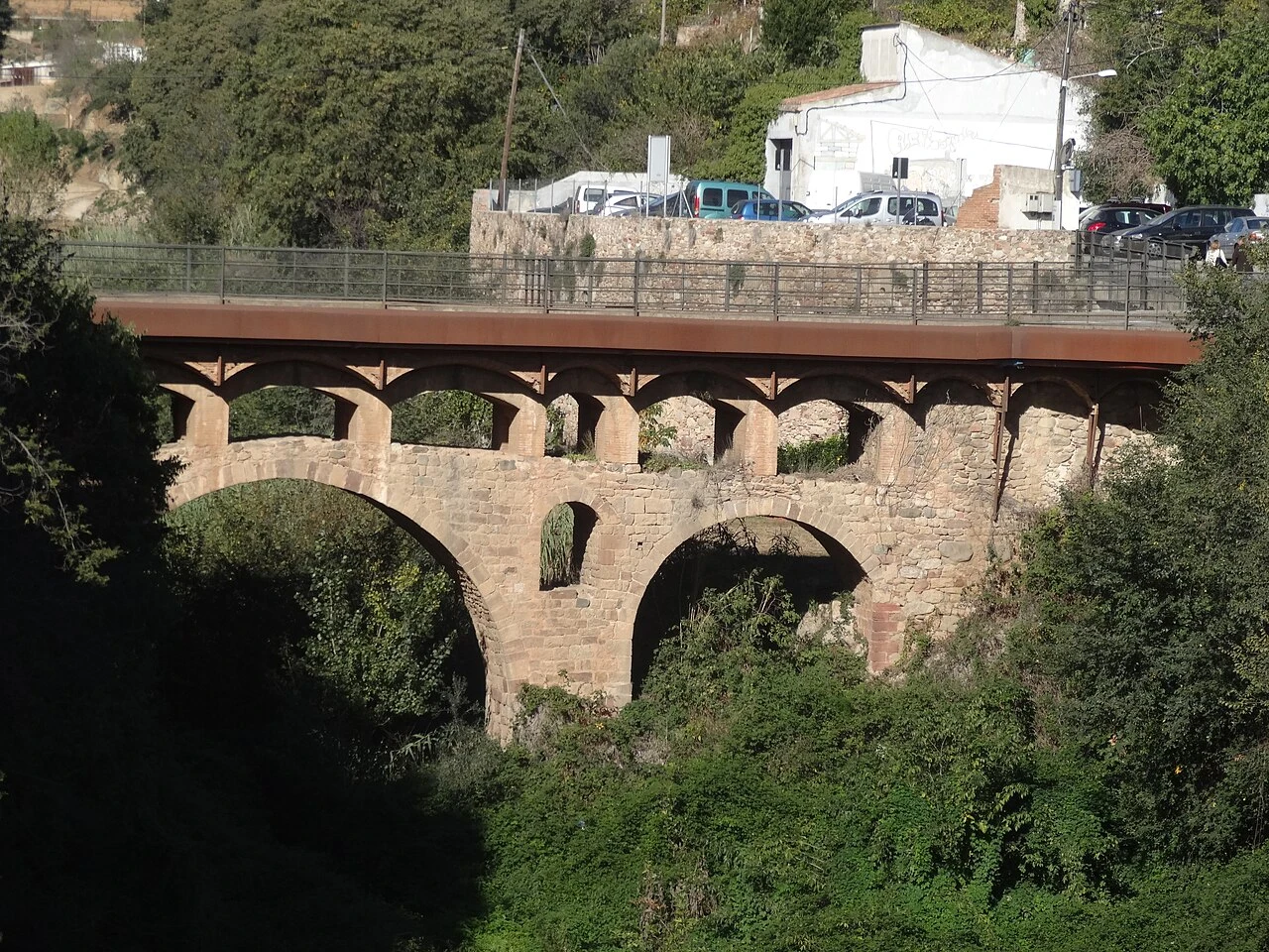 Arcos del Pont Romànic de Caldes de Montbui antes de la restauración de 2016