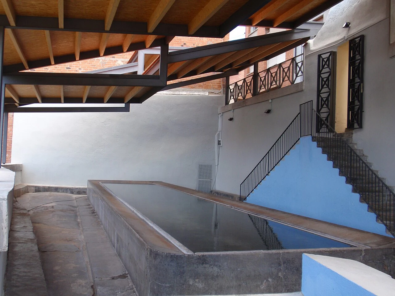 Pila cubierta y escaleras del Safareig de la Portalera