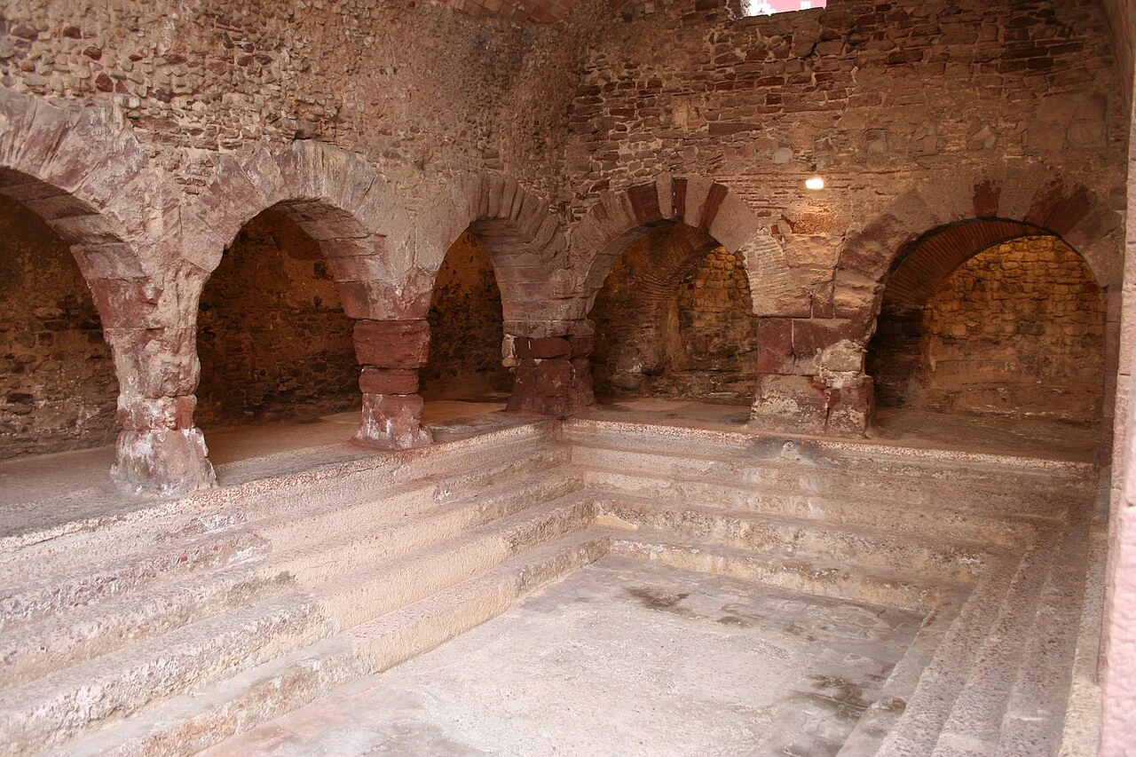 Piscina y arquerías de las Termes Romanes de Caldes de Montbui