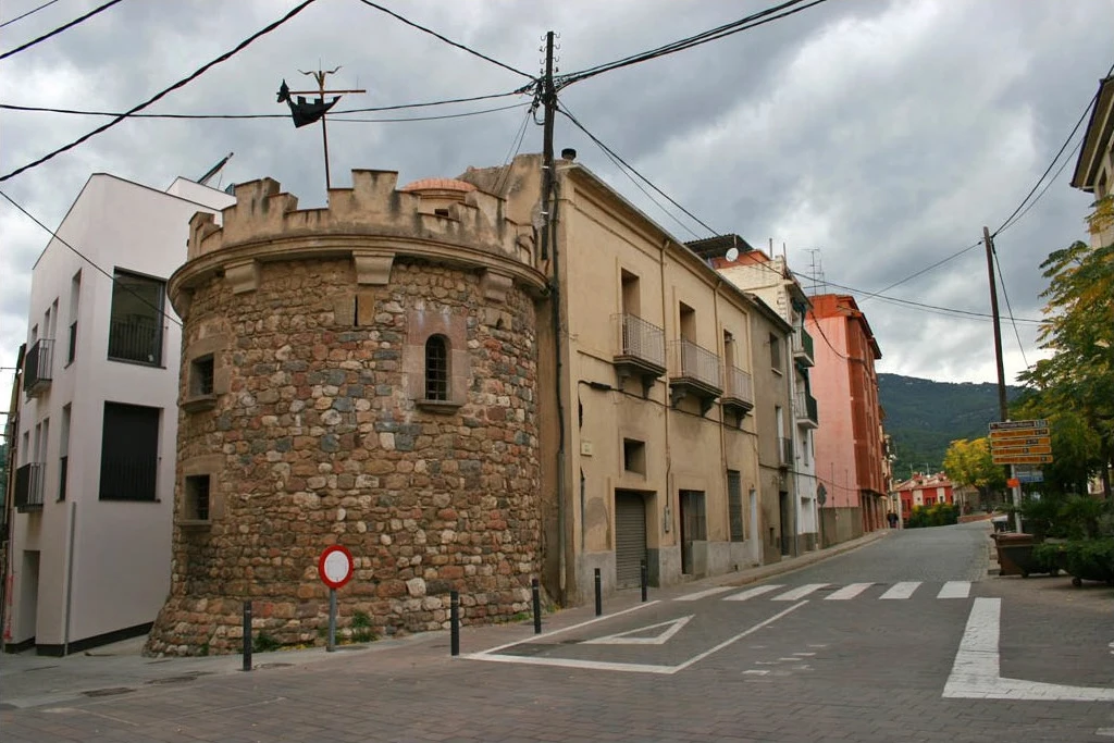 Exterior semicircular de la Torre de la Presó de Caldes de Montbui