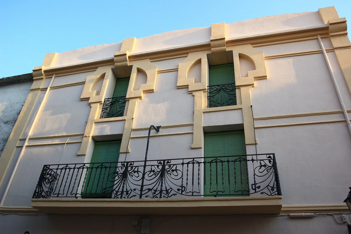 Detalle superior de la fachada y balcón de hierro de Casa Golferichs