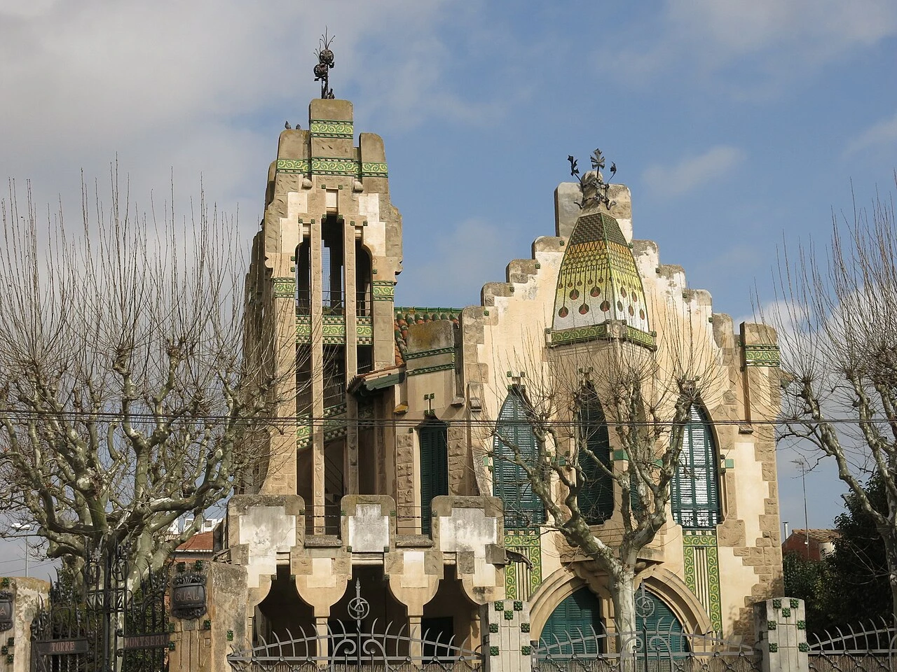 Torre Gual o Montserrat con su tribuna y remates escalonados