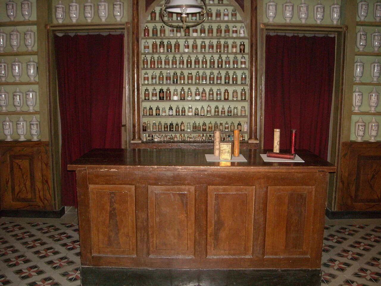 Mostrador y tarros de la farmacia histórica Balvey en el museo de Cardedeu
