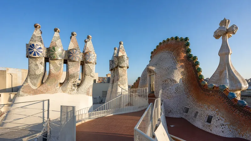 Azotea de Casa Batlló con grupos de chimeneas de trencadís y el perfil curvo de la cubierta