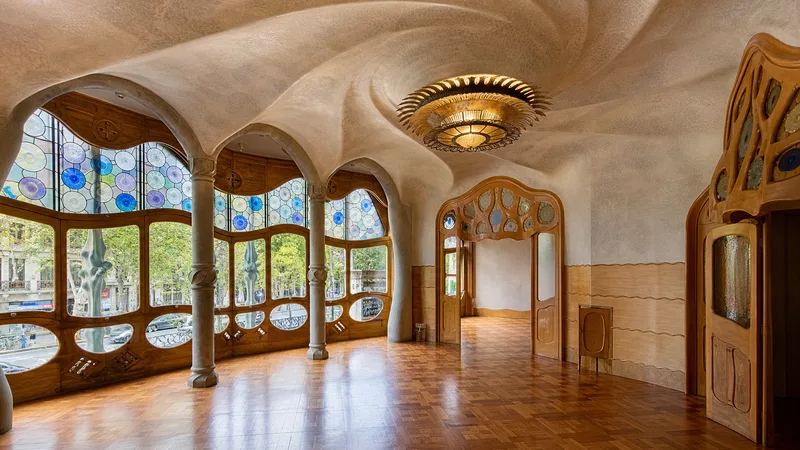 Salón de la planta noble de Casa Batlló, con carpintería curva, ventanales y techo orgánico iluminados de forma natural