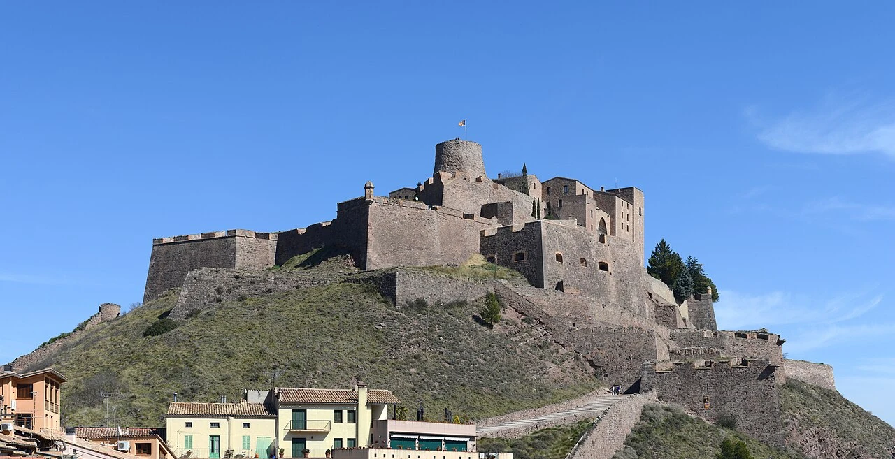 Castillo de Cardona sobre la colina, con la torre y el cinturón de murallas
