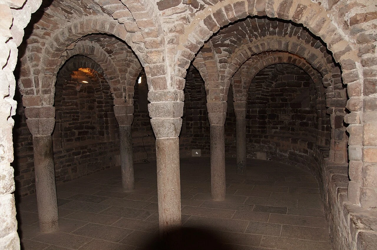 Columnas y arcos de la cripta de Sant Vicenç de Cardona