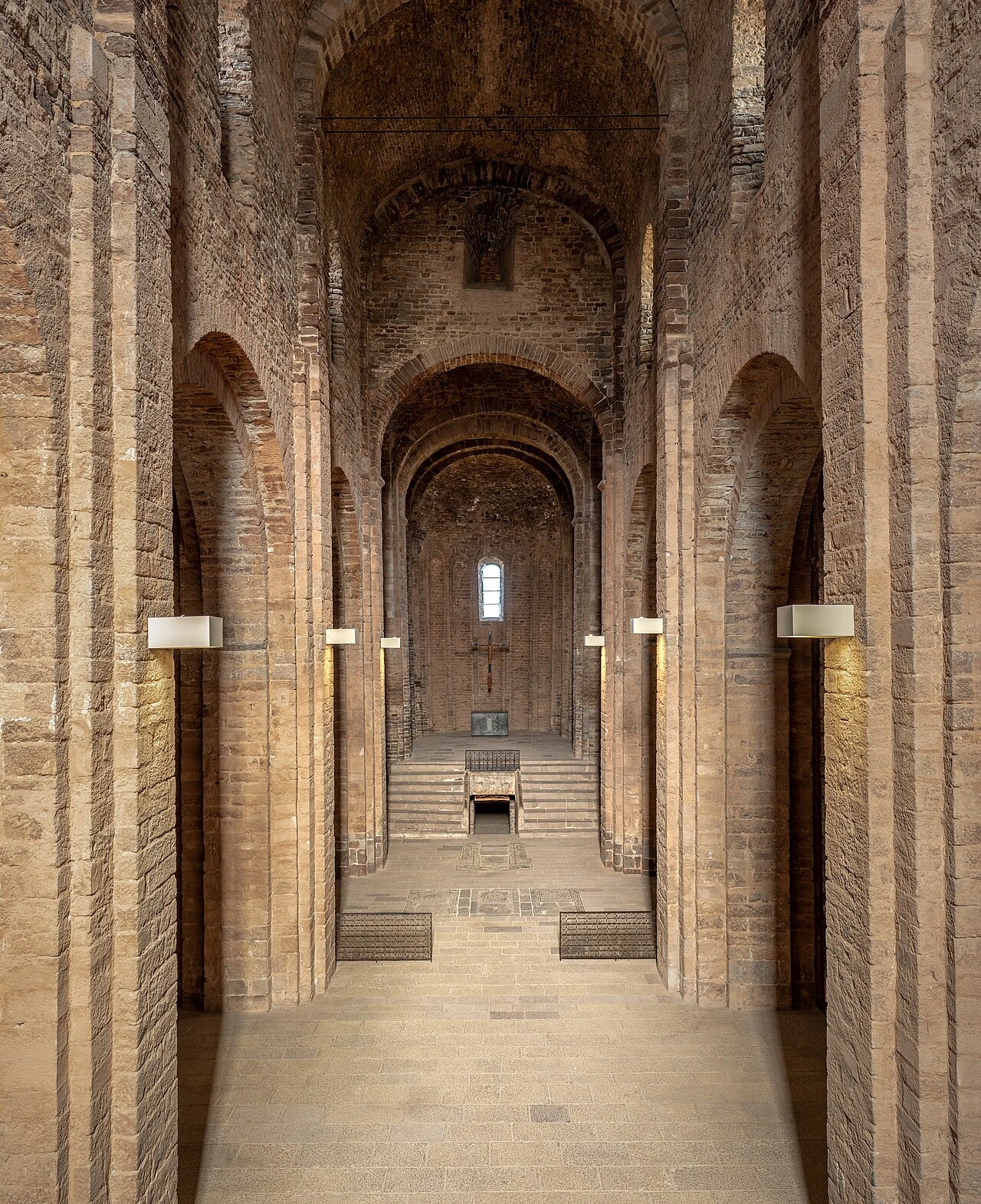 Nave central y cabecera elevada de Sant Vicenç de Cardona