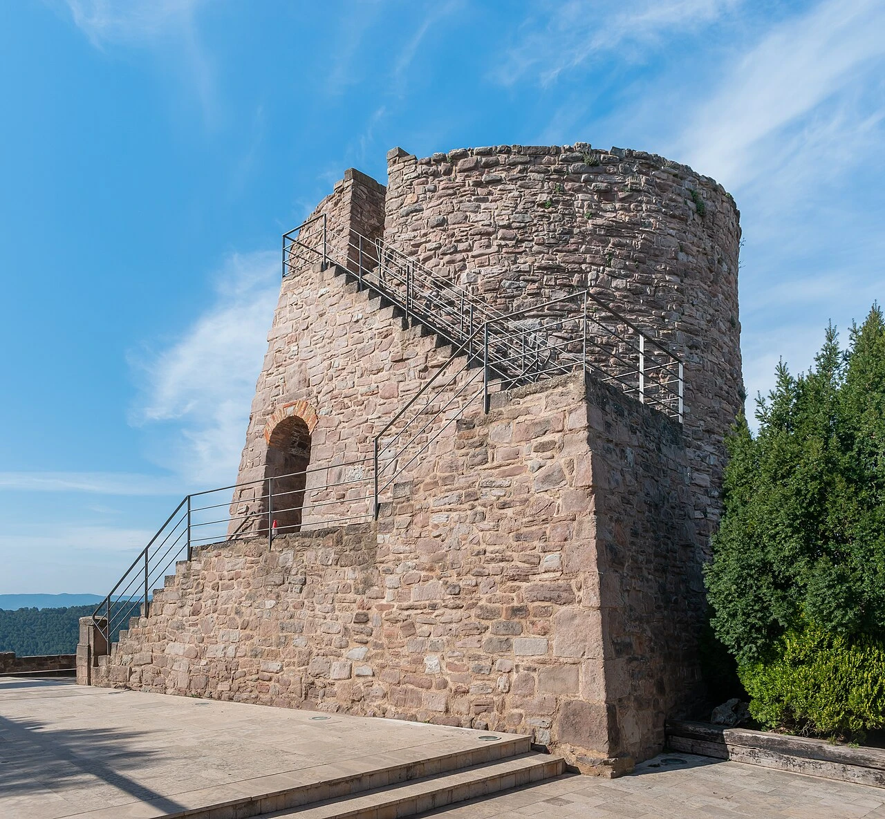 Torre de la Minyona y escalera exterior en el castillo de Cardona