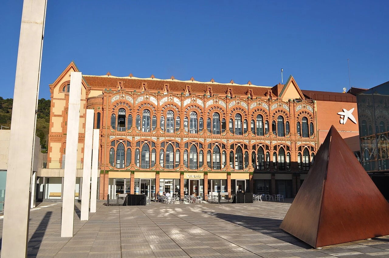 Fachada histórica de CosmoCaixa y plaza exterior del museo