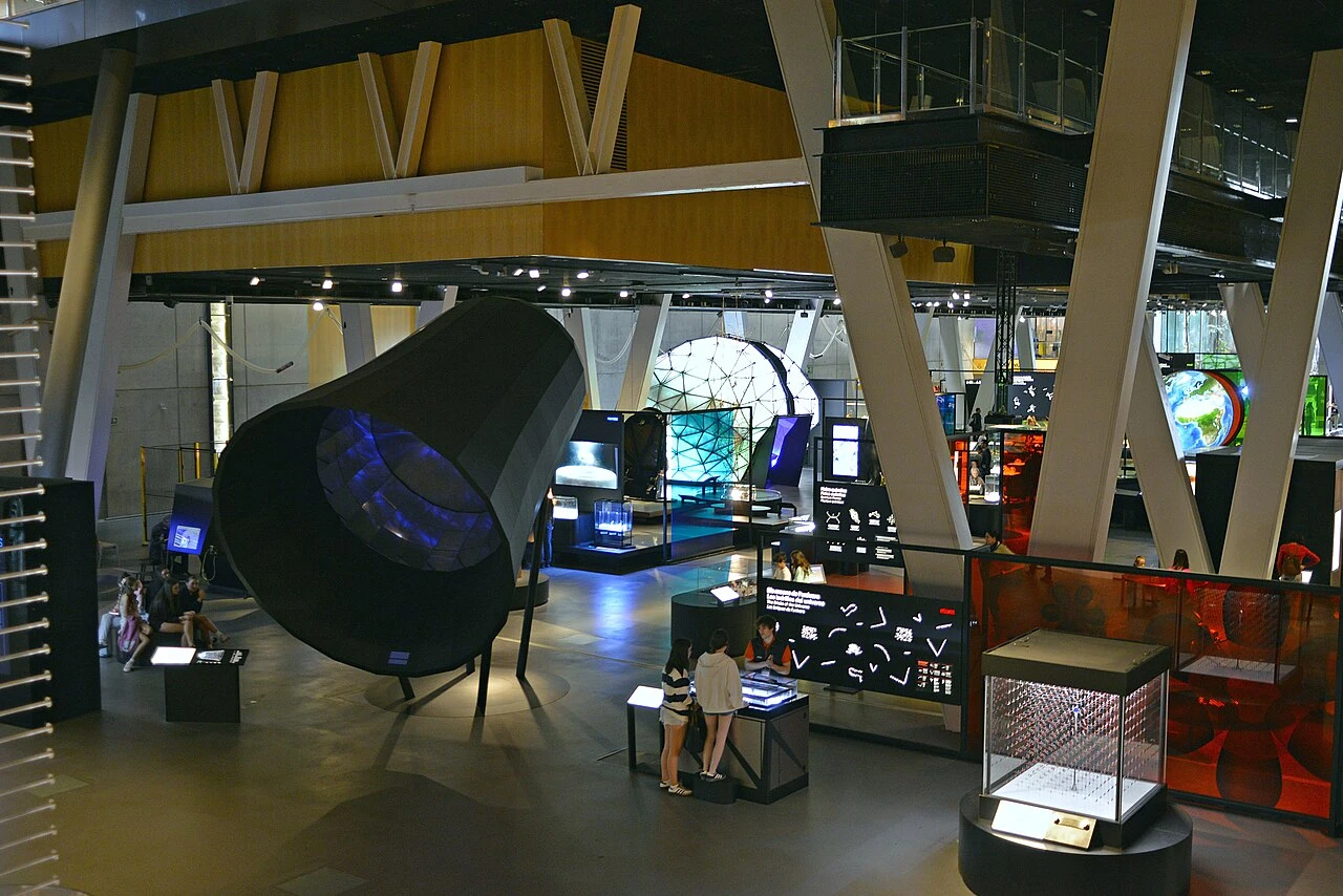 Módulos y espacios expositivos de la Sala Universo de CosmoCaixa