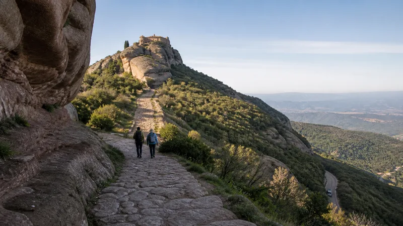 Sendero de piedra hacia la Mola y su monasterio en Sant Llorenç del Munt