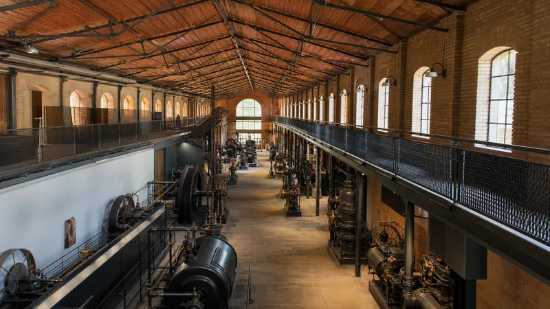 Nave industrial modernista con maquinaria histórica y pasarelas en Terrassa