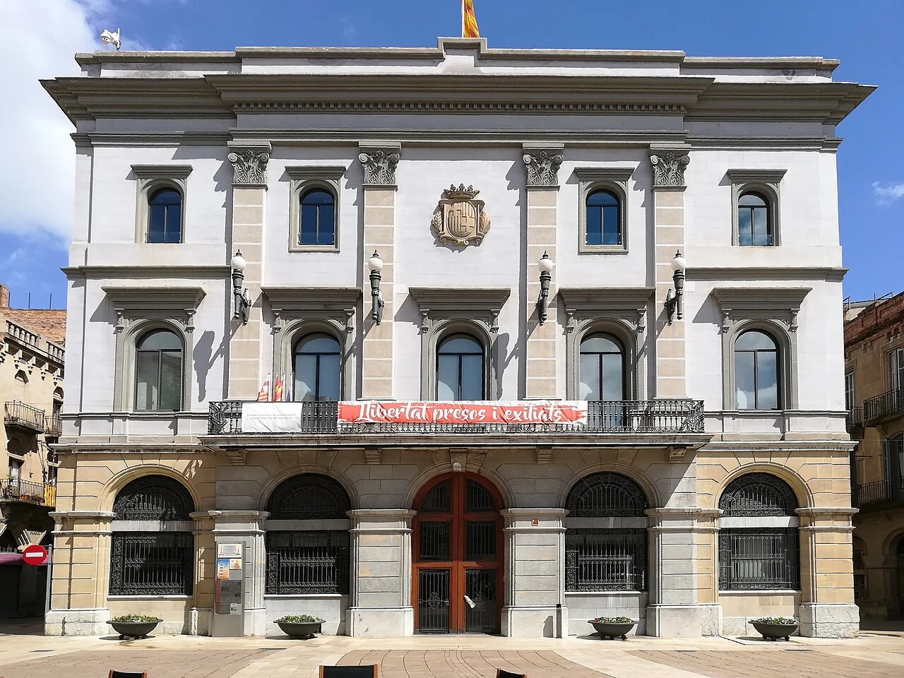Fachada del Ayuntamiento de Igualada desde su plaza