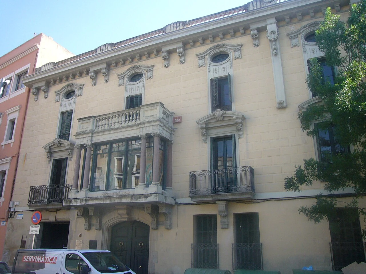 Fachada histórica y tribuna de Cal Maco en Igualada