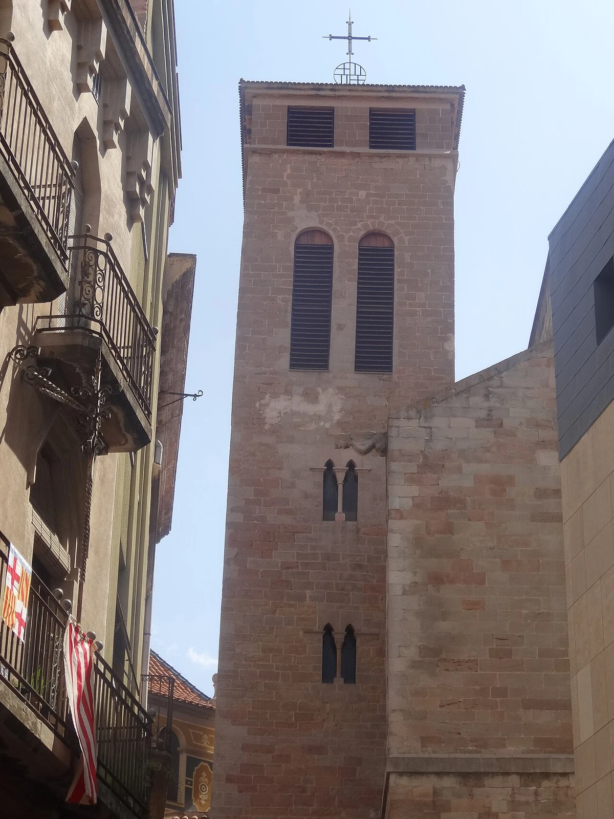 Campanario de Santa Maria de Igualada entre las calles del centro