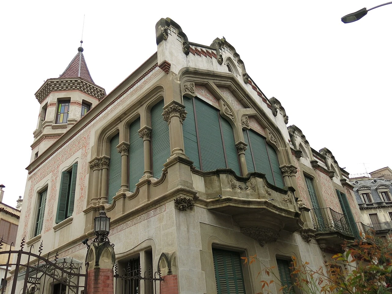 Fachada modernista y torre de la Casa Lluvià de Manresa