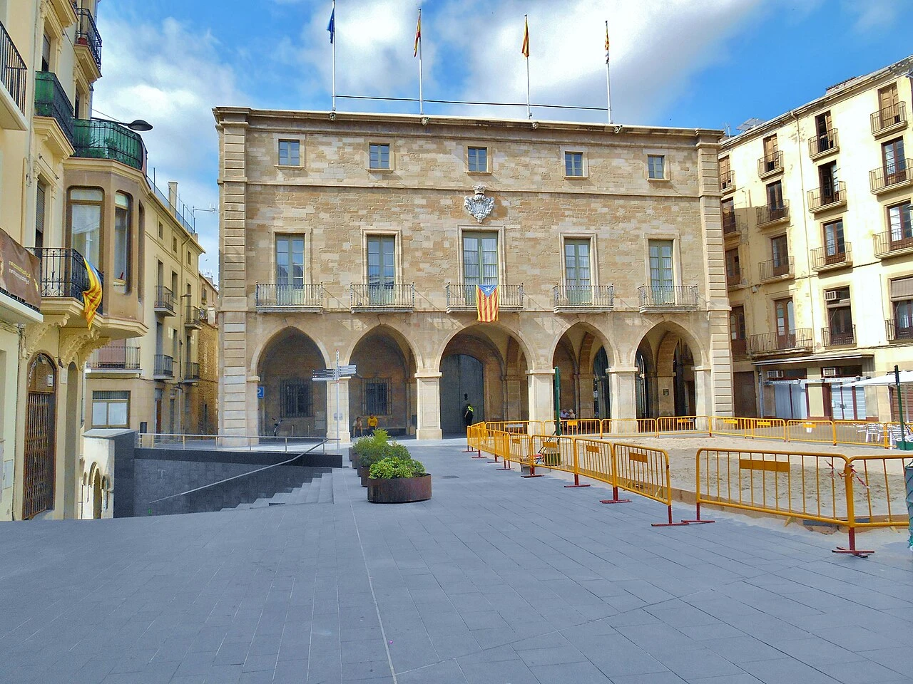 Ayuntamiento y fachadas de la Plaça Major de Manresa