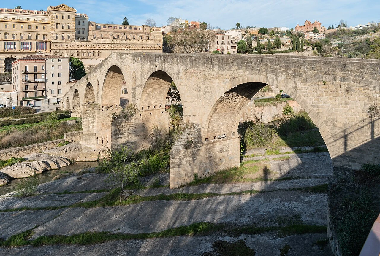 Arcos del Pont Vell sobre el río Cardener en Manresa