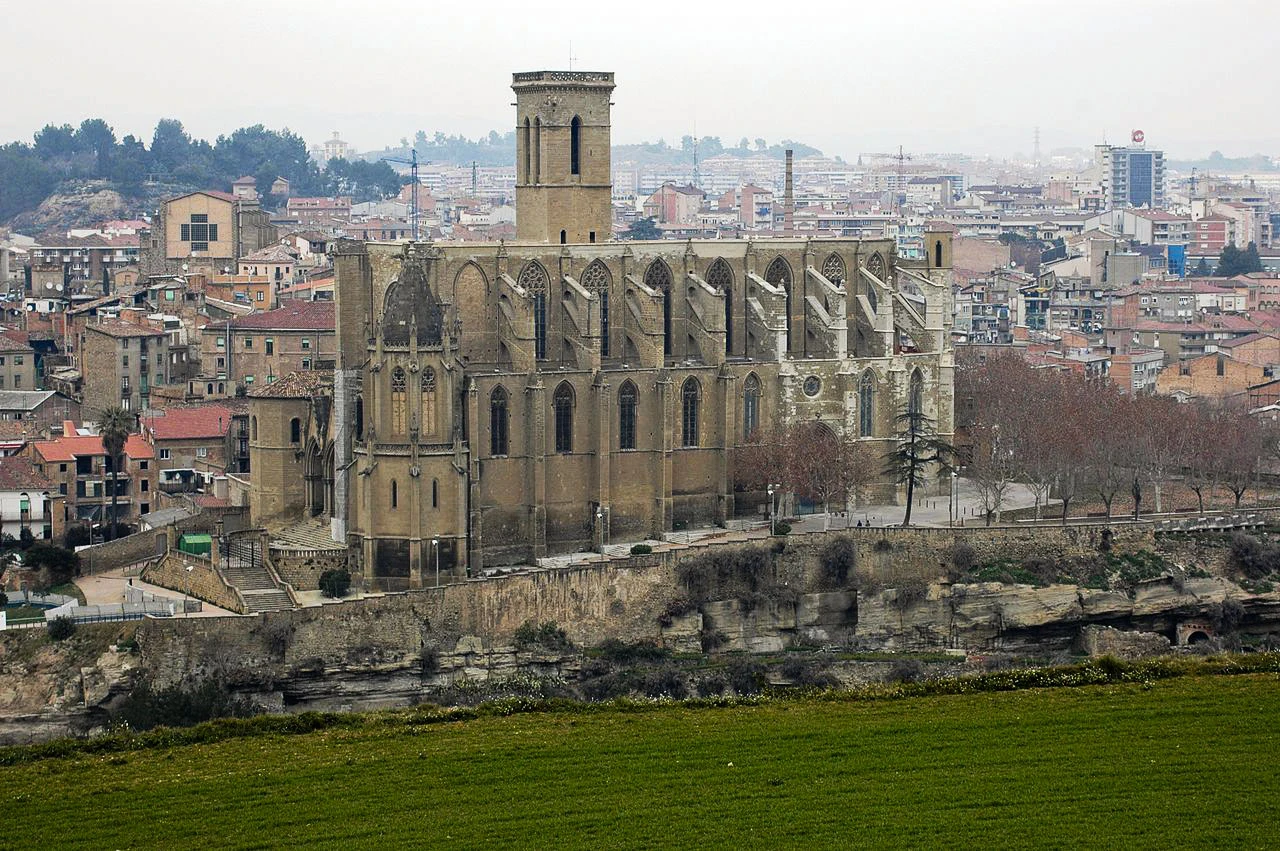 Vista lateral de la basílica de la Seu de Manresa y sus contrafuertes