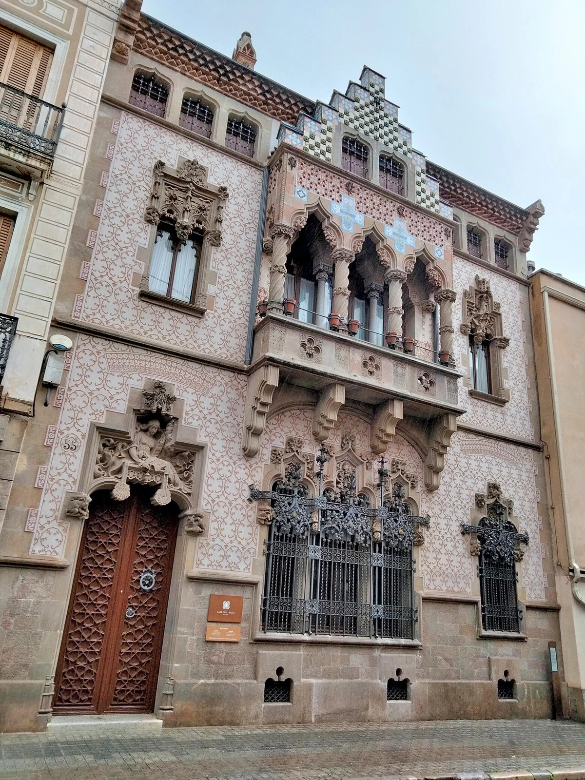 Fachada de la Casa Coll i Regàs en el carrer d’Argentona de Mataró