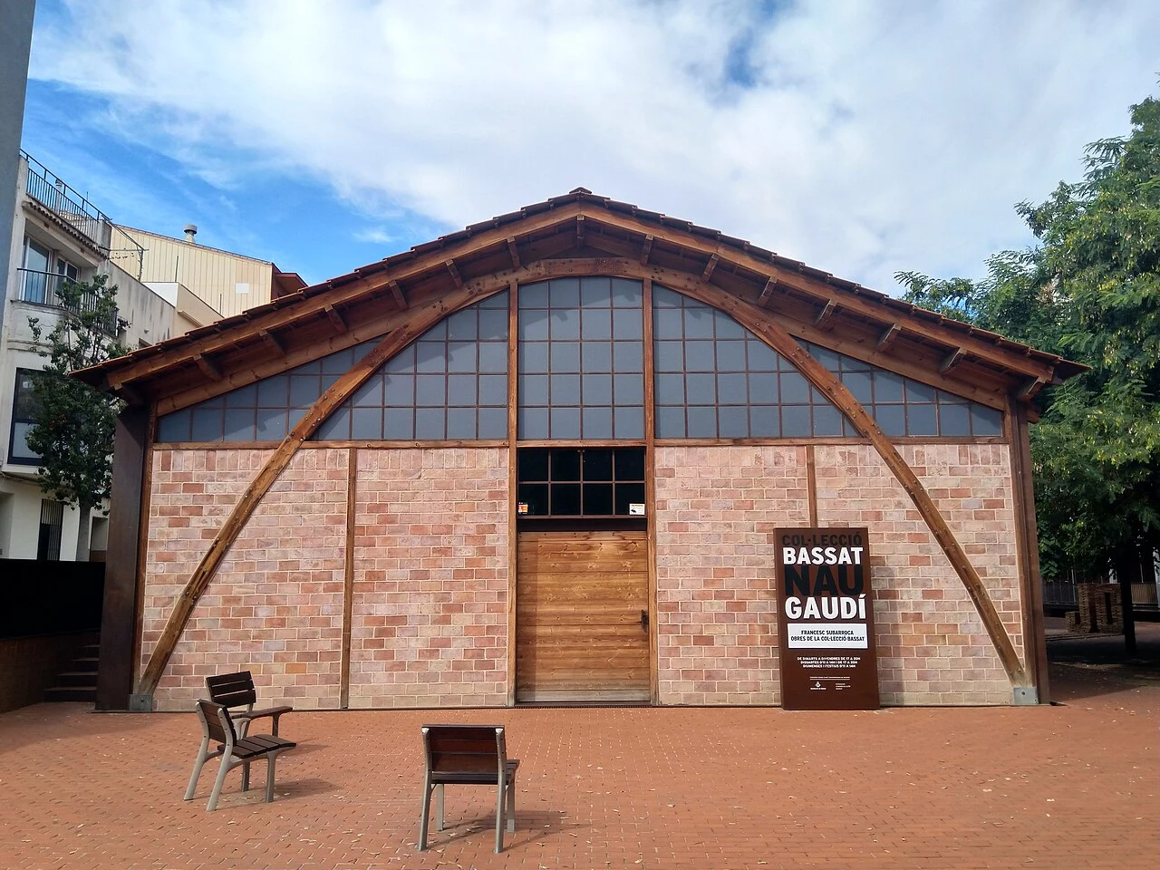 Fachada de la Nau Gaudí de Mataró con su arco de madera