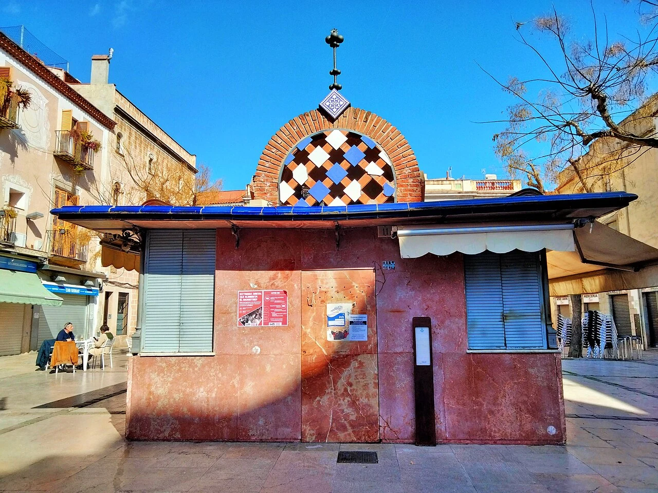 Mercat del Rengle y su remate cerámico en la Plaça Gran