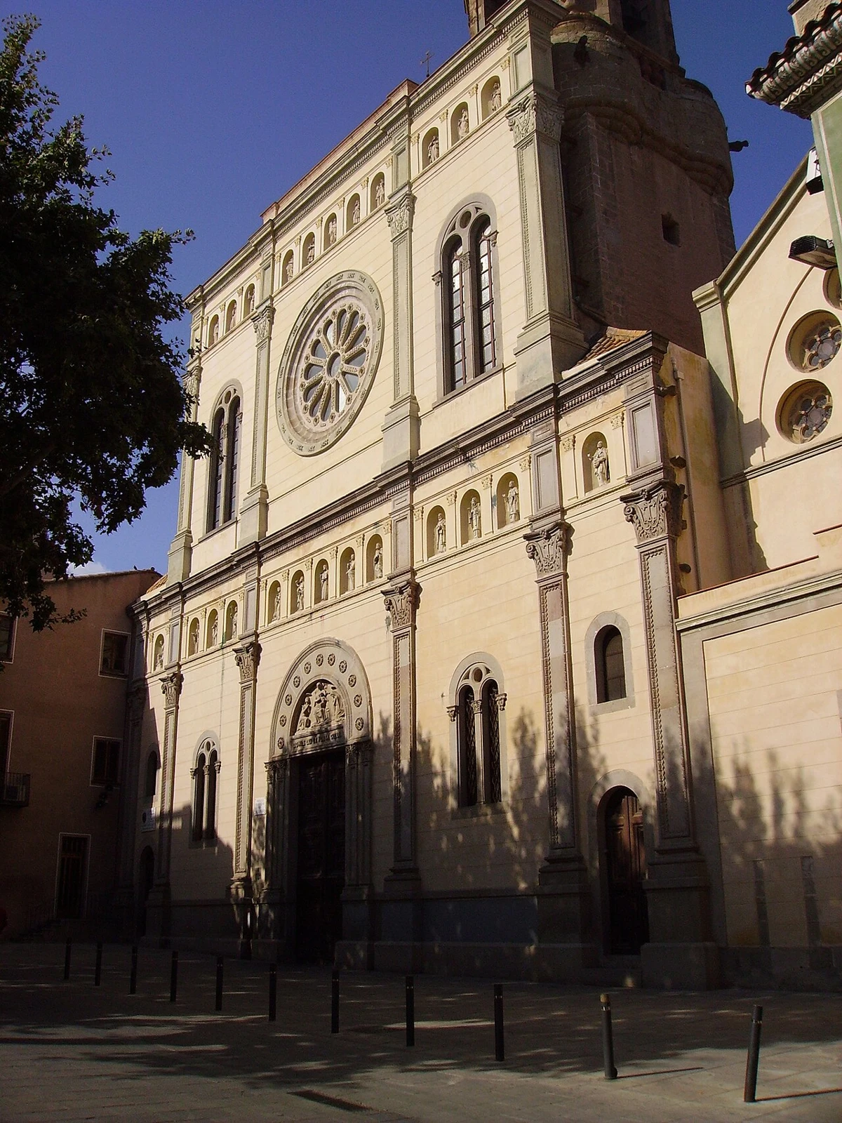 Fachada y torre de la basílica de Santa Maria de Mataró