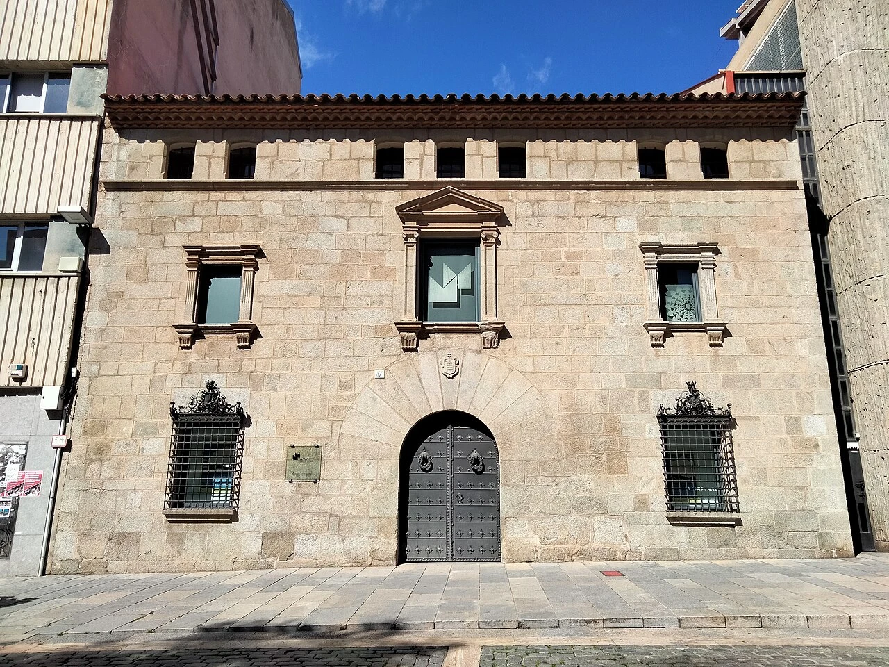 Fachada de piedra y portal de Can Serra, Museu de Mataró