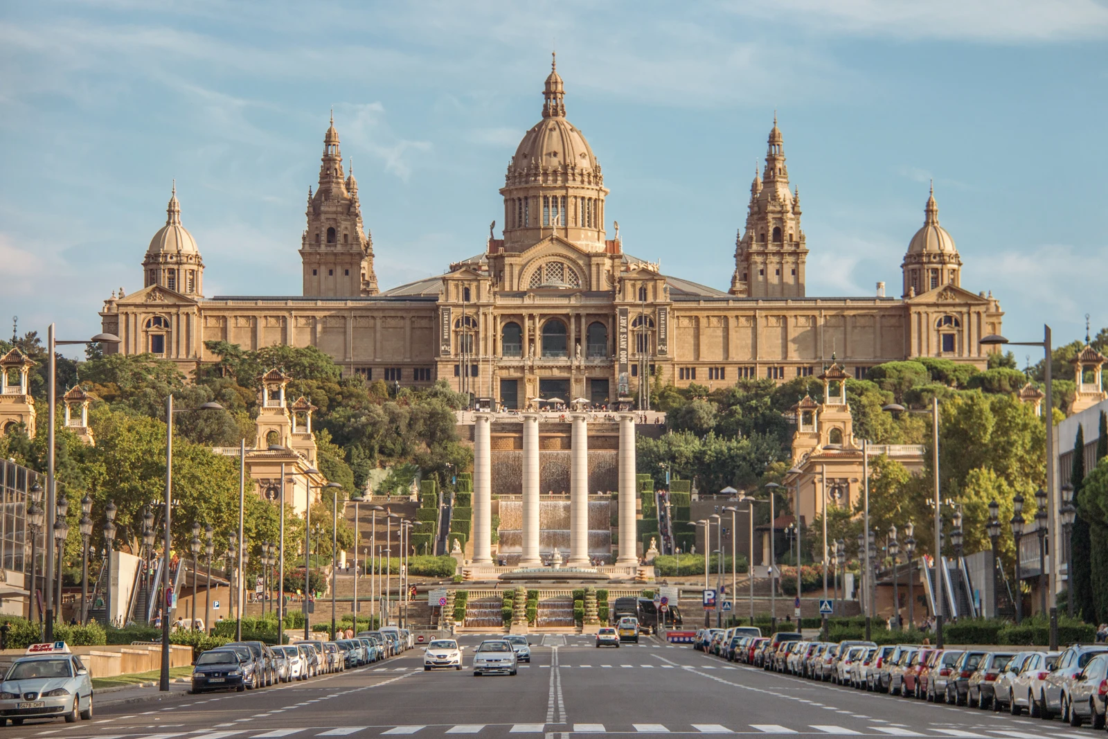 Fachada del Palau Nacional y acceso al MNAC desde Montjuïc