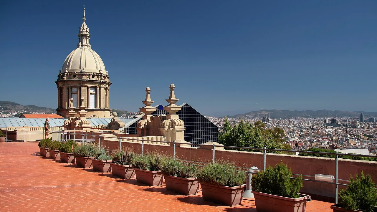 Terraza del MNAC con una torre del Palau Nacional y Barcelona al fondo