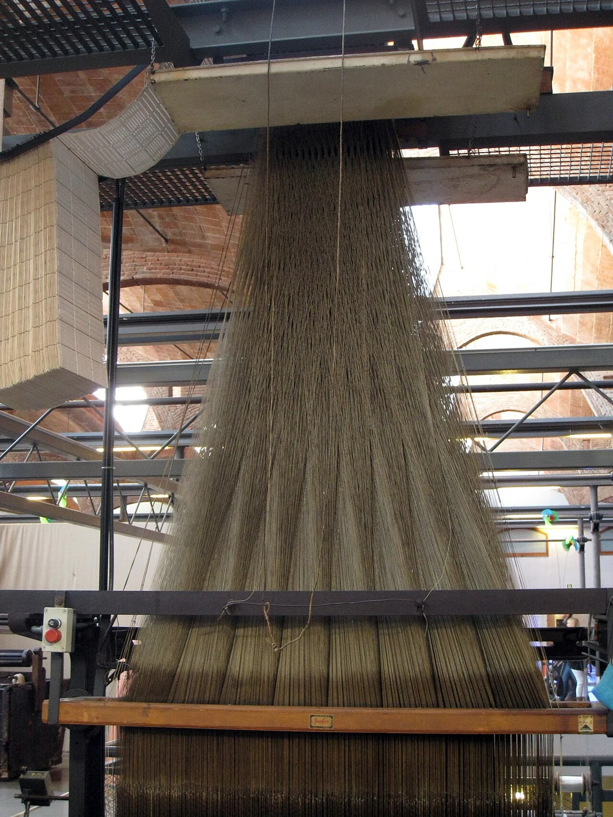 Hilos y mecanismo de un telar Jacquard de la exposición textil del MNACTEC