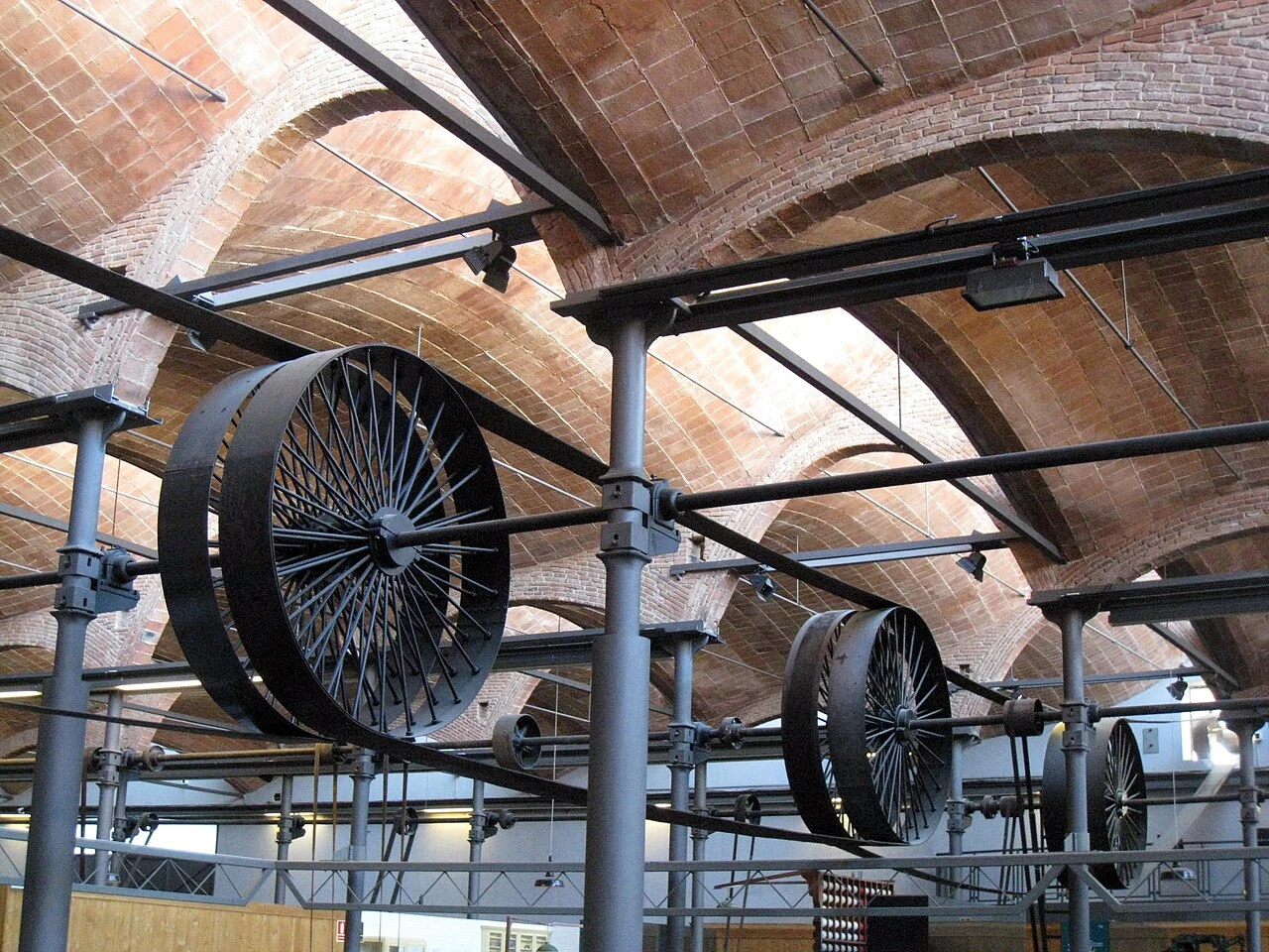 Ejes y poleas de transmisión bajo las bóvedas de la nave del MNACTEC