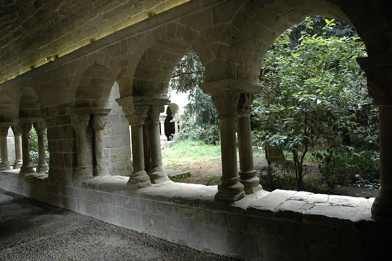 Columnas dobles y jardín del claustro de Sant Benet de Bages