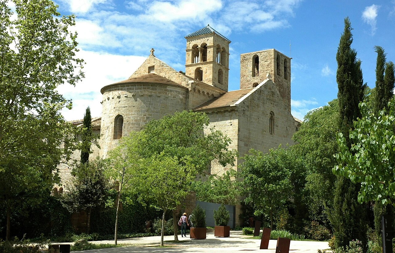 Ábside y torres de la iglesia de Sant Benet de Bages entre los árboles