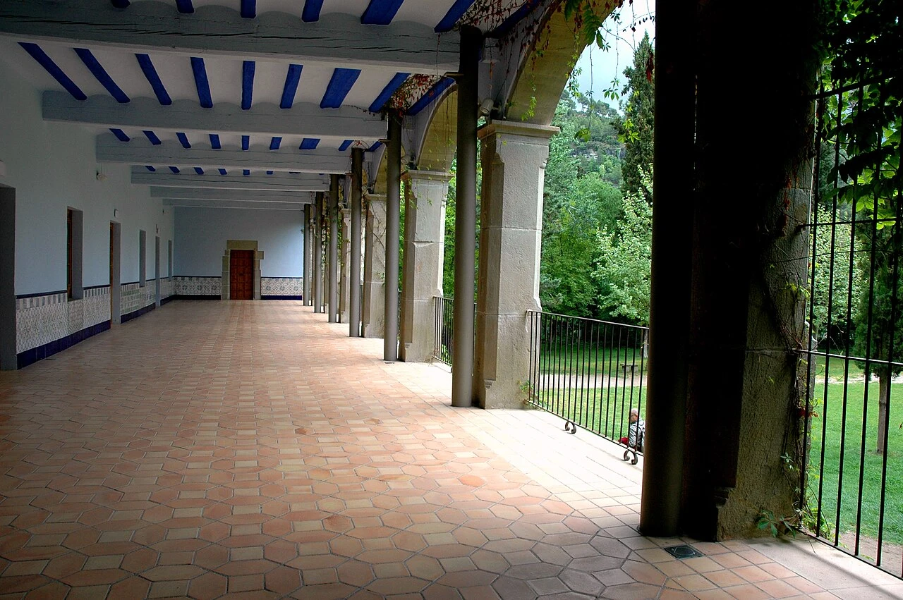 Galería de la terraza de mediodía de la residencia modernista de Sant Benet