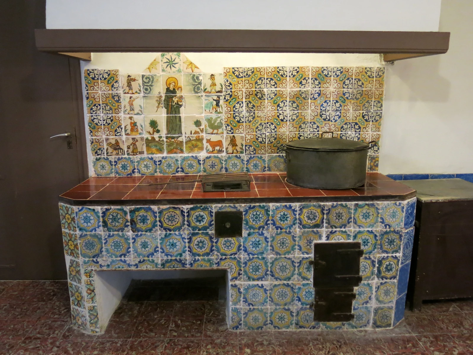 Fogones con azulejos de Sant Antoni y una olla en la cocina de Pedralbes