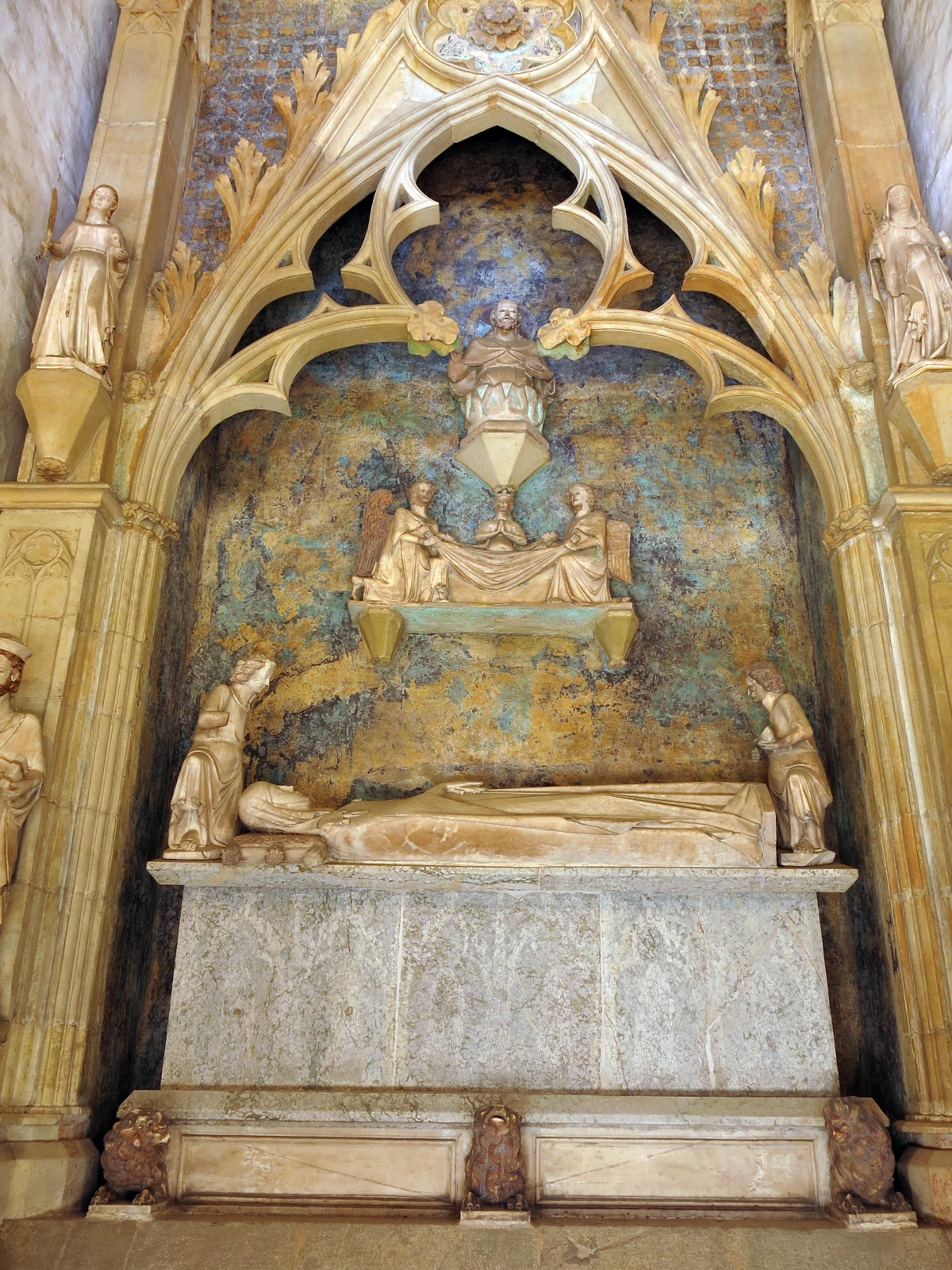 Sepulcro de Elisenda de Montcada visto desde el claustro del monasterio de Pedralbes