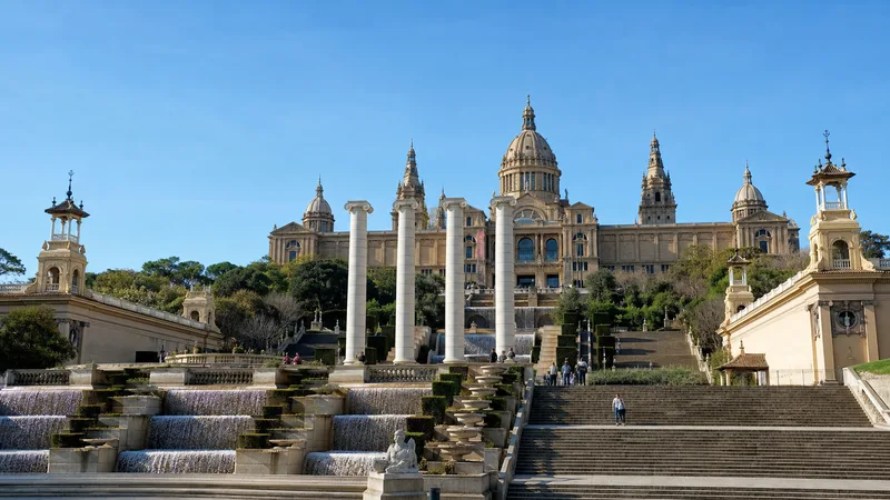 Palau Nacional de Montjuïc visto desde las terrazas y escalinatas frontales, con sus cúpulas y ejes de acceso