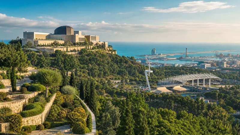 Panorámica editorial de Montjuïc con museo, jardines, instalaciones olímpicas y puerto, sin personas