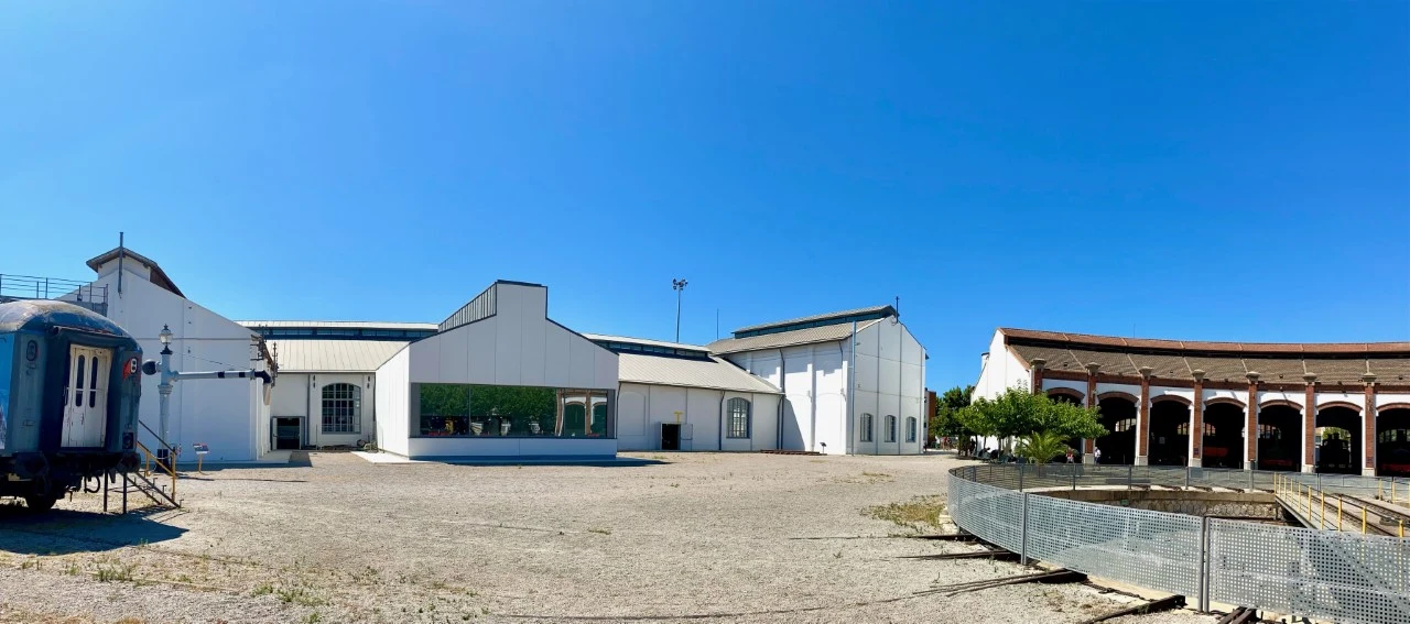 Naves, patio y rotonda del Museu del Ferrocarril de Catalunya en Vilanova