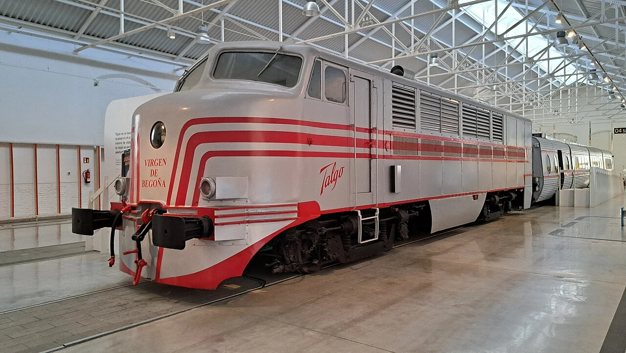 Locomotora Virgen de Begoña y composición Talgo II en el museo de Vilanova