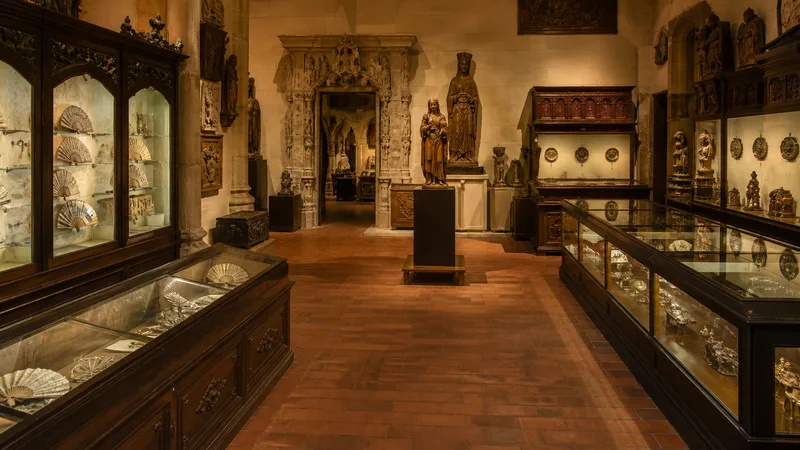Sala cálida con esculturas históricas y vitrinas de coleccionismo