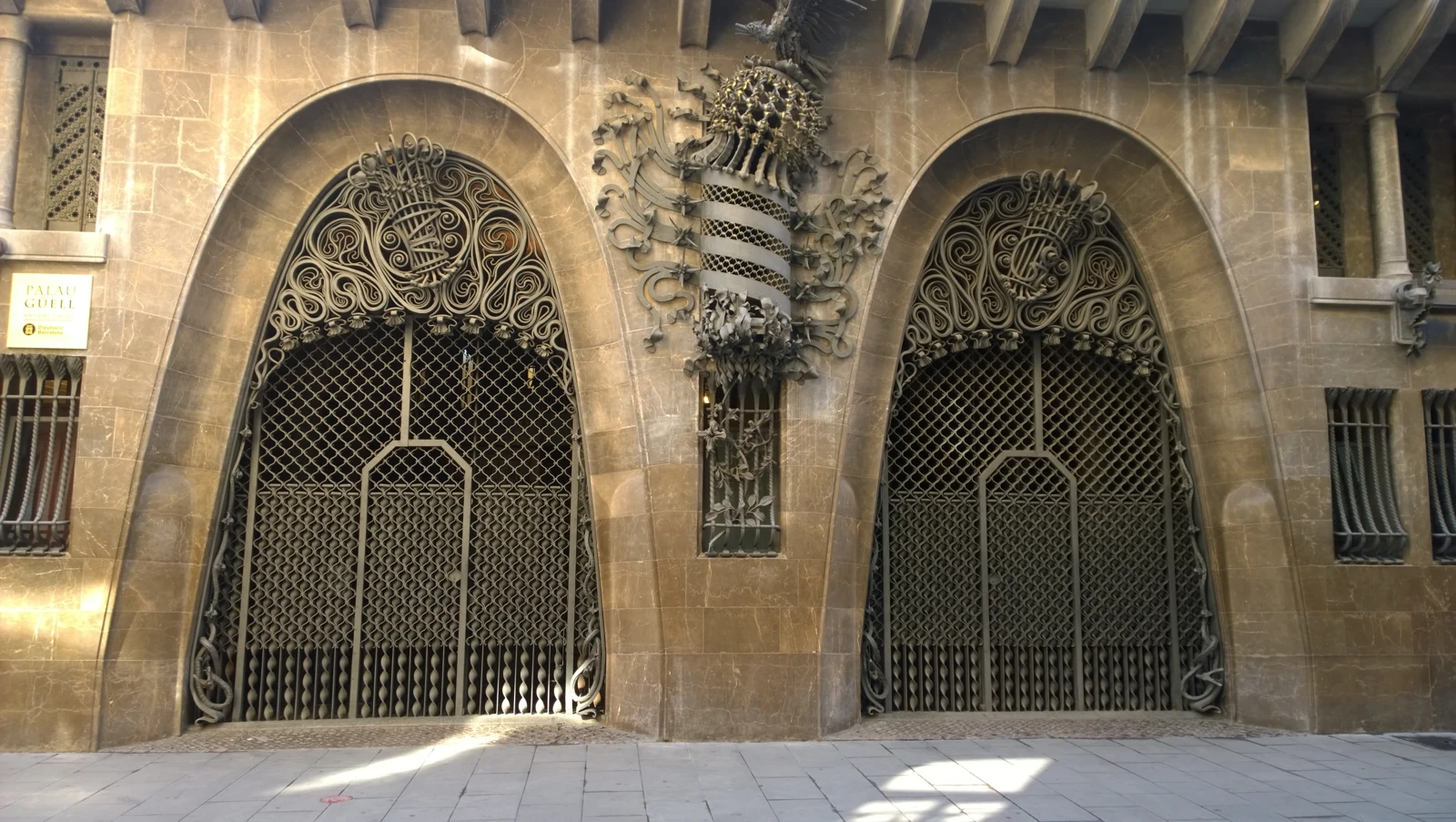 Puertas de hierro forjado y arcos de la entrada del Palau Güell