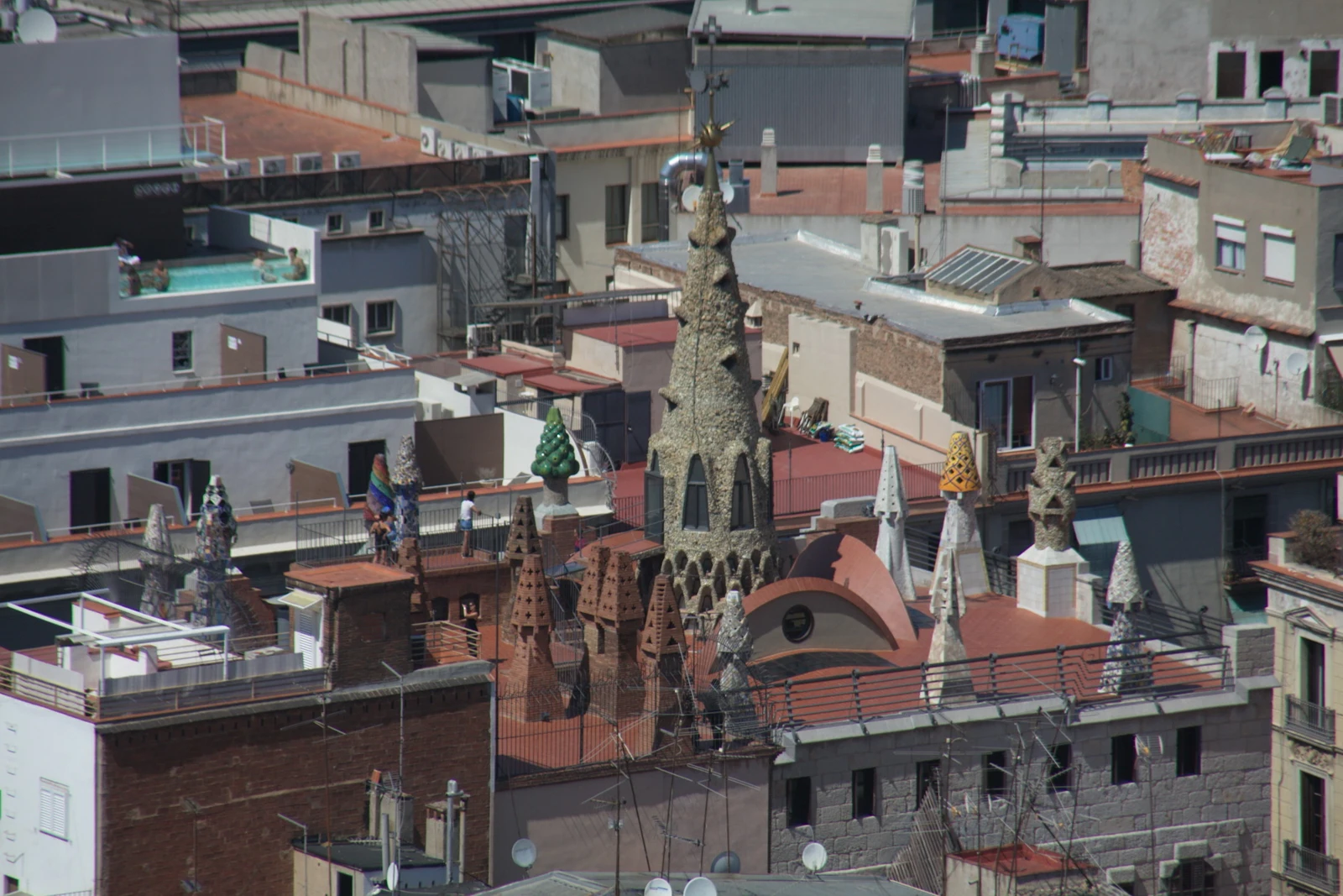Vista exterior elevada de las chimeneas y la aguja de la azotea del Palau Güell